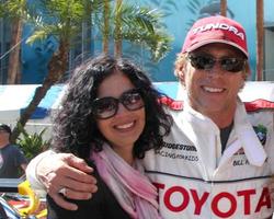 los angeles, 14 de abril - william fichtner, esposa, amigos na corrida toyota pro celeb de 2012 em long beach grand prix em 14 de abril de 2012 em long beach, ca foto