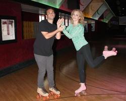 vlos angeles, 3 de setembro - troy gentile, wendi mclendon-covey no evento de imprensa do goldbergs no moonlight rollerway em 3 de setembro de 2014 em glendale, ca foto