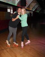 vlos angeles, 3 de setembro - troy gentile, wendi mclendon-covey no evento de imprensa do goldbergs no moonlight rollerway em 3 de setembro de 2014 em glendale, ca foto