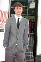 los angeles, 30 de maio - giles matthey chega na estréia da 5ª temporada de true blood no cinerama dome theater em 30 de maio de 2012 em los angeles, ca foto