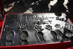 los angeles, 3 de novembro - robert pattinson, kristen stewart, taylor lautner impressões de mãos e pés na cerimônia de pegadas e impressões de mãos para os atores da saga crepúsculo no teatro chinês de grauman em 3 de novembro de 2011 em los angeles, ca foto