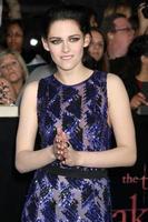 los angeles, 14 de novembro - kristen stewart chega ao crepúsculo - amanhecer parte 1 estreia mundial no nokia theatre no la live em 14 de novembro de 2011 em los angeles, ca foto