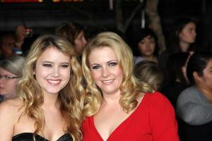 los angeles, 14 de novembro - taylor spreitler, melissa joan hart chega ao crepúsculo - amanhecer parte 1 estreia mundial no nokia theater no la live em 14 de novembro de 2011 em los angeles, ca foto