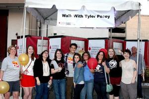 los angeles, 6 de outubro - tyler posey com fãs e torcedores de seu time lls no light the night the walk to be be the leucemia-lymphoma society at sunset-gower studios em 6 de outubro de 2013 em los angeles, ca foto