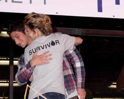 los angeles, 6 de outubro - tyler posey, linsey godfrey at the light the night the walk to be the leucemia-lymphoma society at sunset-gower studios on 6 de outubro de 2013 em los angeles, ca foto