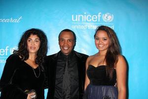 los angeles, 8 de dezembro - sugar ray leonard chega ao baile da unicef 2011 no beverly wilshire hotel em 8 de dezembro de 2011 em beverly hills, ca foto