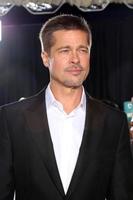 los angeles, 9 de novembro - brad pitt na exibição de fãs aliados no teatro da vila em 9 de novembro de 2016 em westwood, ca foto