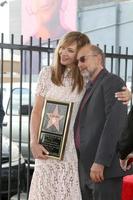 los angeles, 17 de outubro - richard schiff, allison janney na cerimônia de estrela da calçada da fama allison janney hollywood no gower e hollywood em 17 de outubro de 2016 em los angeles, ca foto