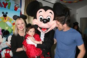 los angeles, 4 de dezembro - adrienne frantz bailey, amelie bailey, scott bailey, personagem de mickey mouse na festa de 1º aniversário de amelie bailey em residência particular em 4 de dezembro de 2016 em studio city, ca foto