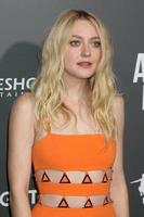 los angeles, 13 de outubro - dakota fanning na exibição especial pastoral americana no teatro samuel goldwyn em 13 de outubro de 2016 em beverly hills, ca foto