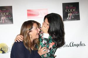 los angeles, 29 de janeiro - lorraine bracco, angie harmon no evento de uma noite com o código da mulher no clube da cidade em 29 de janeiro de 2016 em los angeles, ca foto