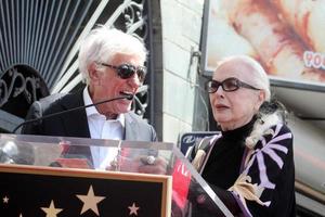 los angeles, 28 de abril - dick van dyke, barbara bain na bairbara bain hollywood Walk of Fame cerimônia de estrelas na calçada da fama de hollywood em 28 de abril de 2016 em los angeles, ca foto