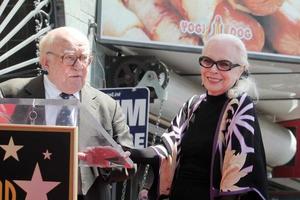 los angeles, 28 de abril - ed asner, barbara bain na bairbara bain hollywood caminhada da fama cerimônia de estrelas na calçada da fama de hollywood em 28 de abril de 2016 em los angeles, ca foto