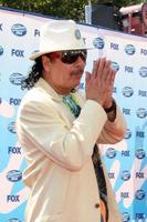 carlos santana chegando ao amerian idol season 8 finale no nokia theatre em los angeles, ca em 20 de maio de 2009 foto