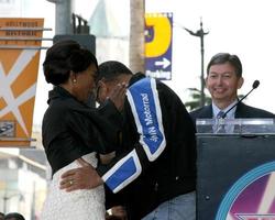 angela bassett e laurence fishburne angela bassett recebe uma estrela na calçada da fama de hollywood hollywood boulevard los angeles, ca 20 de março de 2008 2008 kathy hutchins hutchins photo foto