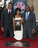 rick fox, angela bassett e forest whitaker angela bassett recebe uma estrela na calçada da fama de hollywood hollywood boulevard los angeles, ca 20 de março de 2008 2008 kathy hutchins hutchins photo foto