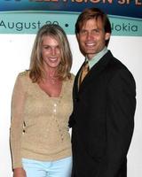 catherine oxenberg e casper van dien chegando à resposta é you pbs television especial gravando no club nokia em la live, los angeles, ca em 20 de agosto de 2009 foto