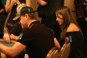 Matt Damon jogando pôquer enquanto sua esposa observa o ante up for africa poker tournament no 2008 world series of poker, no rio all-suite hotel and casino em las vegas, nv 2 de julho de 2008 2008 kathy hutchins hutchins photo foto