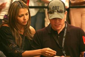 Matt Damon jogando pôquer enquanto sua esposa observa o ante up for africa poker tournament no 2008 world series of poker, no rio all-suite hotel and casino em las vegas, nv 2 de julho de 2008 2008 kathy hutchins hutchins photo foto