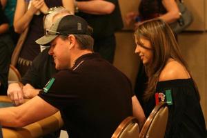 Matt Damon jogando pôquer enquanto sua esposa observa o ante up for africa poker tournament no 2008 world series of poker, no rio all-suite hotel and casino em las vegas, nv 2 de julho de 2008 2008 kathy hutchins hutchins photo foto