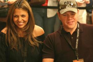 Matt Damon jogando pôquer enquanto sua esposa observa o ante up for africa poker tournament no 2008 world series of poker, no rio all-suite hotel and casino em las vegas, nv 2 de julho de 2008 2008 kathy hutchins hutchins photo foto