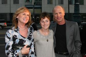 amy madigan, lily e ed harris chegando na estréia de appaloosa em beverly hills, ca em 17 de setembro de 2008 2008 kathy hutchins hutchins photo foto