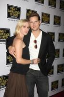 jennie garth e peter facinelli chegando na parte de trás da abertura musical de bacharach e david no teatro henry fonda em hollywood, califórnia, em 19 de abril de 2009 foto