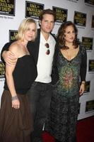 jennie garth e peter facinelli, com kathy najimy chegando na parte de trás da abertura musical de bacharach e david no teatro henry fonda em hollywood, califórnia, em 19 de abril de 2009 foto