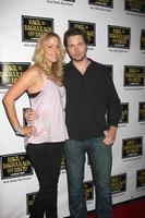 michael johns e esposa stacey vuduris chegando na parte de trás da abertura musical de bacharach e david no teatro henry fonda em hollywood, califórnia, em 19 de abril de 2009 foto