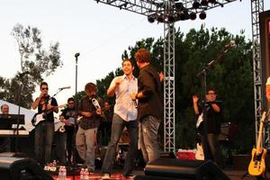 zachary levi e bob guiney band da tv netflix show ao vivo no local autry museum em griffith park los angeles, ca 9 de agosto de 2008 ©2008 kathy hutchins hutchins photo foto