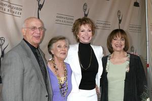 gavin macleod, cloris leachman, mary tyler moore e valerie harper chegando ao atas honors betty white comemorando 60 anos na televisão na television academy em no hollywood, ca em 7 de agosto de 2008 ©2008 kathy hutchins foto de hutchins