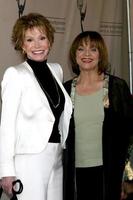 mary tyler moore e valerie harper chegando ao atas honors betty white comemorando 60 anos na televisão na television academy em no hollywood, ca em 7 de agosto de 2008 ©2008 kathy hutchins foto de hutchins