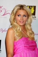 los angeles, 23 de outubro - paris hilton chega ao carrossel of hope ball 2010 no beverly hilton hotel em 23 de outubro de 2010 em beverly hills, ca foto