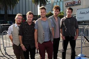 los angeles, 14 de agosto - one republic chegando aos prêmios vh1 de 2011 fazer algo no hollywood palladium em 14 de agosto de 2011 em los angeles, ca foto