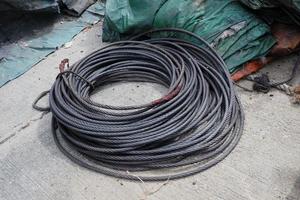 carretel de estilingue de cabo de aço grande. cabo de aço ou cabo para uso industrial pesado, foco seletivo. foto