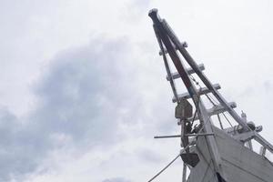 a parte da frente de um grande barco de pesca atracado no porto. âncora pendurada, vista de baixo foto