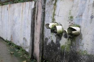 fluxo de águas residuais para esgotos, resíduos de banho, lavanderia urbana, poluição da água, canos de esgoto foto