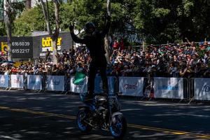 guadalajara, méxico - 25 de outubro de 2022 showrun aaron colton, didier goirand e ivan ramirez andando de motocicleta foto