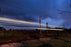 linha brilhante passando trem noturno foto