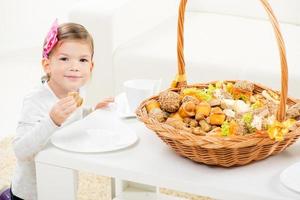 menina bonitinha com massa foto