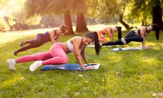 mulheres jovens se exercitando na natureza foto