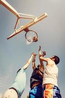 bom jogo de basquete foto