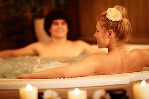 casal relaxando na jacuzzi foto