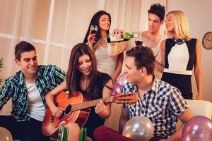 amigos se divertindo tocando violão foto