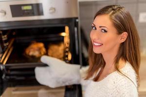 mulher na cozinha foto