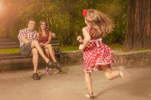 família feliz no parque foto