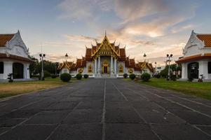 templo tailandês ao pôr do sol wat benchamabophit em bangkok, tailândia foto