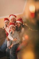 família feliz no feriado de natal foto