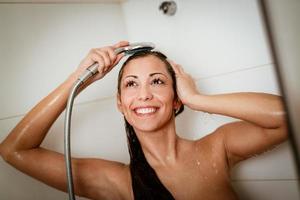 vista de mulher tomando banho