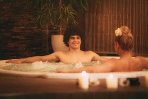 casal relaxando na jacuzzi foto